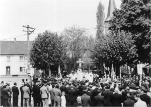 Fronleichnam 1951, Altarstation am Ehrenmal. Repro: Hejo Mies