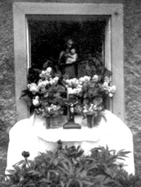 Fronleichnam 1954, unser Hausaltärchen im Giebelfenster. Bild: Archiv Autor