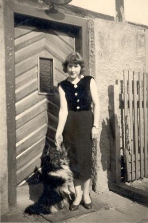 Helga mit Alli an unserer Haustür ca. 1958. Archivbild Vossen