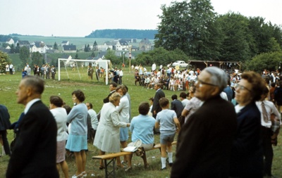 1971, Blick auf die "Zuschauertribüne." Vorne rechts Karl Schmidt, Mitbegründer des Sportvereins, und Ehefrau Berta (Foto Hildegard Schmitz)