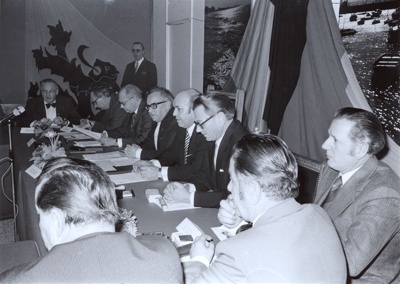 16.03.1974  Festsitzung in Sint-Stevens, in der Mitte (von rechts) Peter Reger, Toni Wolff, Bürgermeister Edward van Nerom (Repro: Hejo Mies)