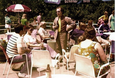 23.06.1974  Auf der Freibadterrasse in Blankenheim: Secretaris Wim Potums im Gespräch mit Romain und Louisa Bliki (links) (Foto: Vossen)