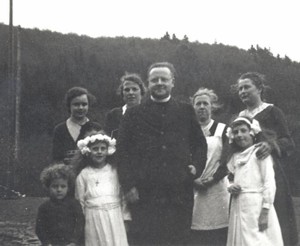 April 1939, Kommunionfest in Schlemmershof mit Pastor Hermann Lux. Jött als Küchenmeisterin in weißer Dienstkleidung (Archivbild J. Vossen)