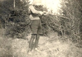 Als achtjähriger "Heckenschütze" mit dem alten Flobert an der Hardt (Bild: Archiv Autor)