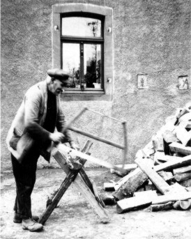 Josef Görgens beim Brandholzschneiden mit der "Rahmsääch" Repro: Archiv Hejo Mies