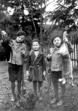 Stolz präsentieren die Mehnert-Kinder die Jagdbeute des Vaters, v.li.: Kurt, Annemarie, Günther (Archiv Hejo Mies)