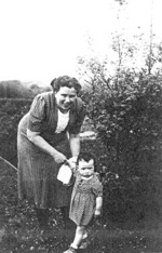 Maria Rohen - Manstein mit Töchterchen Christel (Archiv Hejo Mies)