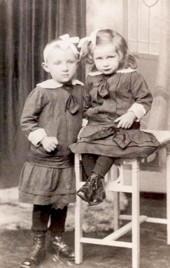 Die beiden Jüngsten : Maria (links) und Jeni (Archiv Hejo Mies)