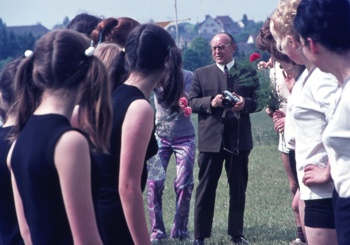 1971, die Presse beim Wiesenfest: Heinz H. Naumann vom Kölner Stadtanzeiger im   Interview mit den Damenmannschaften (Foto Hildegard Schmitz)