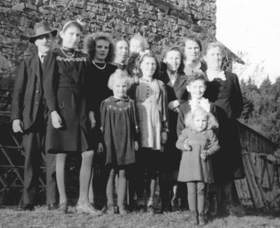 Familienfest im Sommer 1943, ganz rechts unsere Jött. (Archivbild Hejo Mies)
