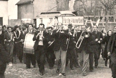 Kirmes 1948 in Blankenheimerdorf. Die Tanzkappelle spielte auch die Straßenmusik bei den Umzügen (Repro J. Vossen)