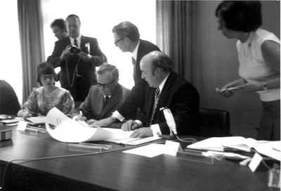 18.05.1974, Festakt in Blankenheim, Unterzeichnung der Urkunde (Foto: Vossen)
