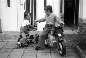 20.07.1974  Steven Bliki (links) und unser Werner vor dem Bliki-Haus auf der Veste (Foto: Vossen)