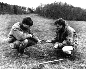 Axel Paul und Wolfgang Meyer bei der Spurensuche in Nonnenbach am 01.03.1997  (Foto :Manfred Hilgers )