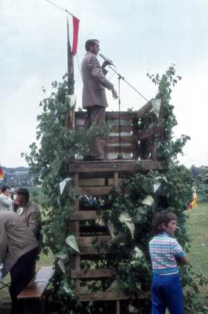 1973,  Hans "Hääp" Klassen auf seinem Platzsprecherturm (Foto Hildegard Schmitz)