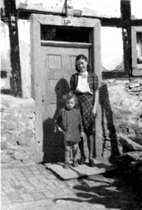 Margret und Gisela Klütsch 1946 an der Haustür, Foto Margret Kerner
