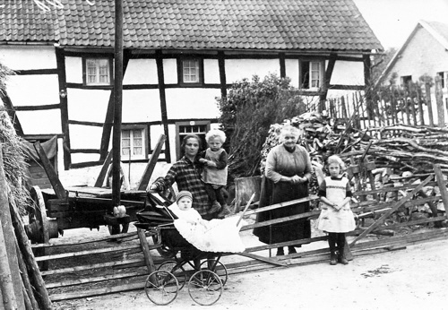 Familie Breuer vor Haus Muuße 1927, Repro DGKV