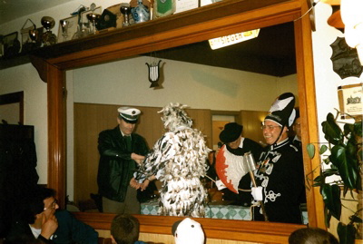 1997 Hahnengericht mit echtem Polizeibeamten,  Foto Hejo Mies