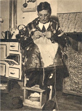 Warme Füße, flinke Hände. Oma beim Stricken am Herd. Kopie aus einer Zeitschrift aus dem Jahr 1935 Repro: Archiv Autor.