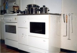 Kochstelle und Wärmespender : Im Vordergrund der moderne Kohleherd Foto: Autor