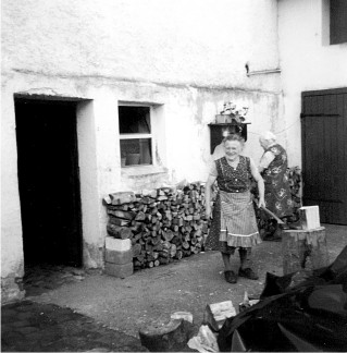 Beim Holzhacken vor 40 Jahren : "Bahne Lissje" (Elisabeth Hess), im Hintergrund ihre Schwester Maria Schlemmer Foto: Hejo Mies